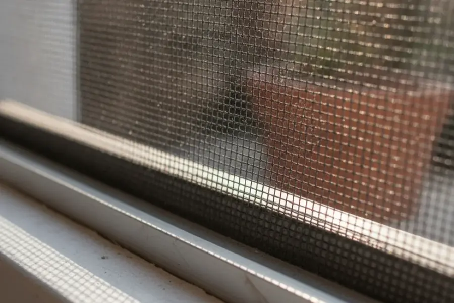 Malla y carril de una mosquitera corredera a medida